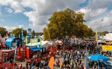 Überblick über das Freigelände einer Messe, es sind viele Besucher und mehrere Stände zu sehen.
